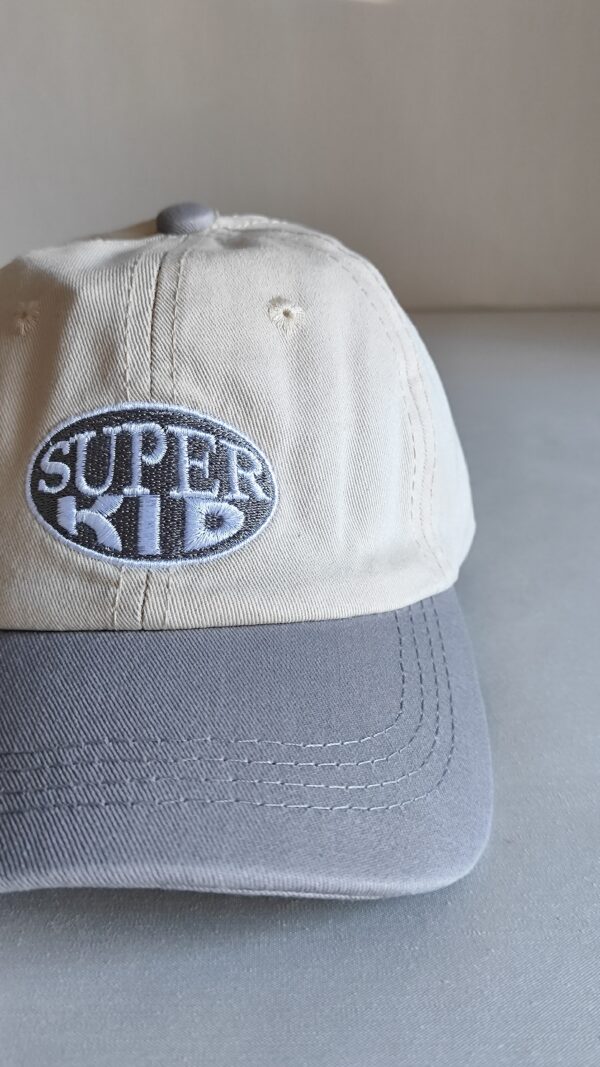 GORRA INFANTIL BORDADA “SUPER KID”. MAC BEEN GRIS - Imagen 2