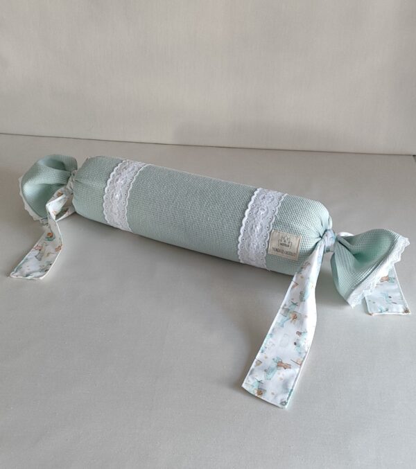 Cojín antivuelco verde con lazos estampados - Imagen 2