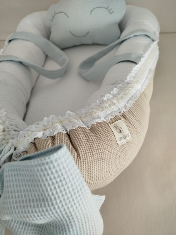 Reductor de cuna pique blanco, tela de waffle azul y beige - Imagen 2