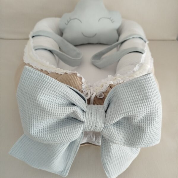 Reductor de cuna pique blanco, tela de waffle azul y beige
