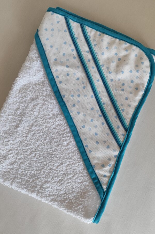 Capa de baño con corazones azules - Imagen 2