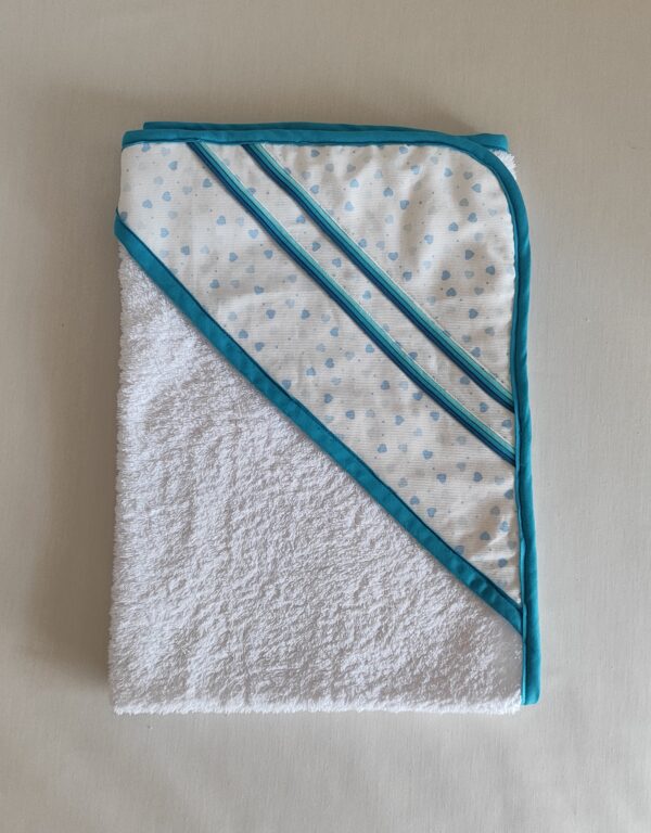 Capa de baño con corazones azules