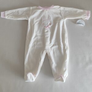 Pijama de puntitos rosas.