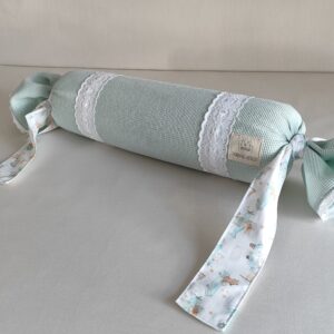 Cojín antivuelco verde con lazos estampados