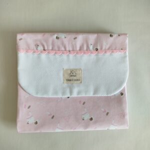 Guarda pañales de pique rosa con pollitos