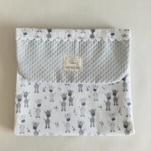 Guarda pañales de pique gris con jirafas