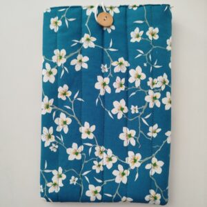 Funda para libro electrónico azul con flores artesanal