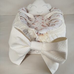 Reductor de cuna de pique conejitos con corazones y pique beige