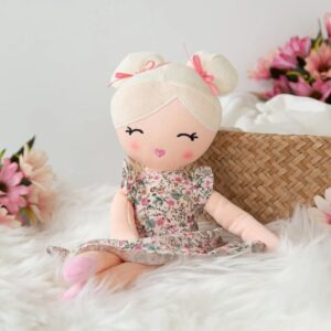 Muñeca de trapo rubia con vestidito floral Kiokids